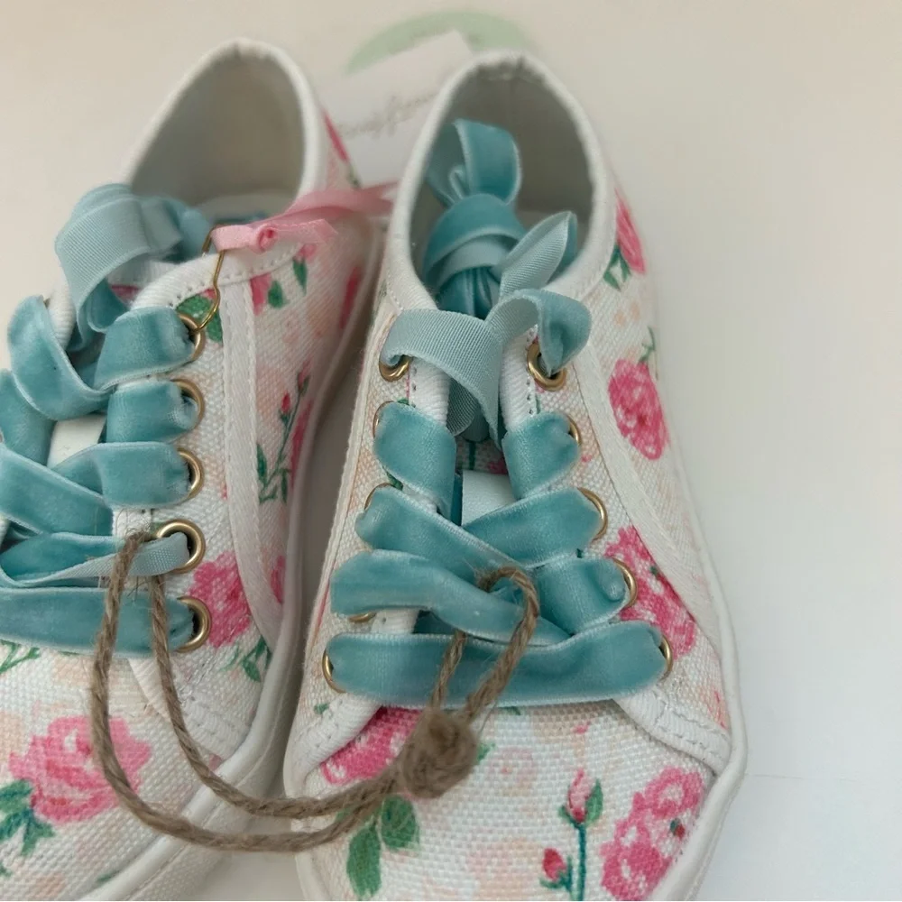 Sweethoney white rose patterned low top velvet lace sneaker size 5 new with tags